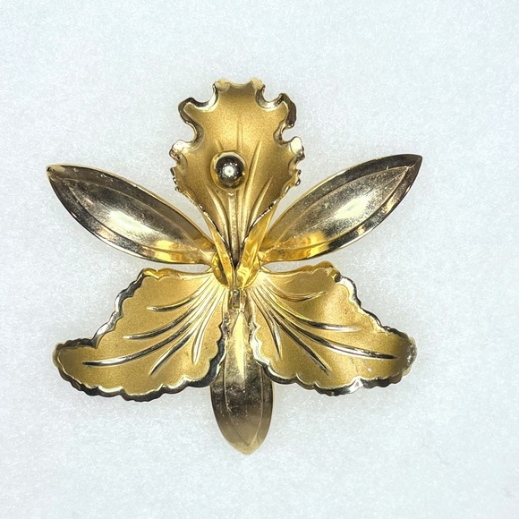 Unsigned Brooch Two Toned Gold Colored Large Iris Brooch - Picture 2 of 14